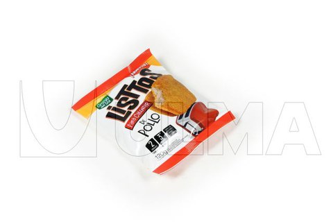 Blöcke von zerbröckelten, panierten gefrorenen Fleischfilet- oder Hähnchenbrustverpackungen.