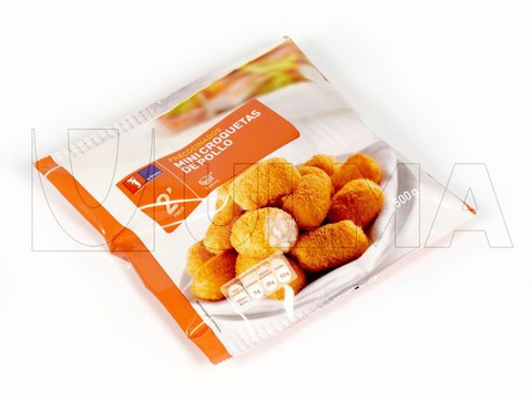 Gefrorene Kroketten verpackt mit einer Vertikalmaschine (VFFS) in  Polyethylen-Schrumpffolie (LDPE) und Mehrschichtverbundfolie.