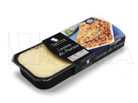 Vorgekochte Lasagne in versiegelter, starrer Schale verpackt.