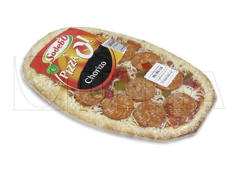 Frische Pizza mit Schrumpffolie in Schlauchbeutel verpackt