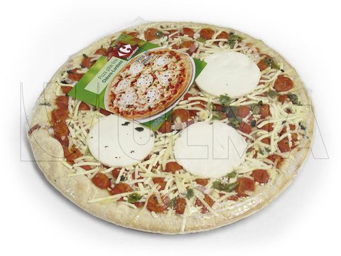 Frische Pizza mit Schrumpffolie in Schlauchbeutel verpackt