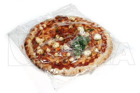 Frische Pizza verpackt mit geschrumpfter Mehrschichtenfolie unter modifizierter Schutzatmosphäre (MAP).
