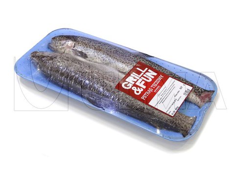 Frischer Fisch mit Schrumpffolie in Schlauchbeutel verpackt