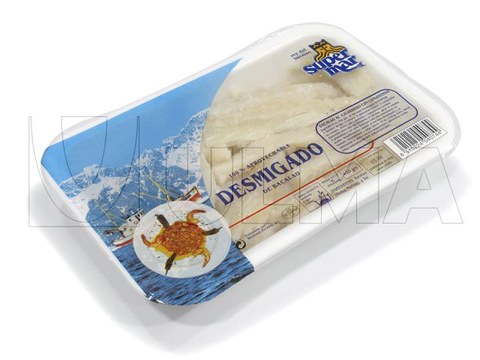 Gesalzener, zerkrümelter Kabeljau in versiegelter Schale verpackt