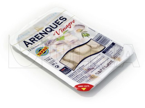 Heringe in Essig in versiegelter Schale verpackt