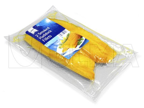 Vakuumverpackung von geräucherten Fischfilets im Tiefziehverfahren mit flexibler Folie