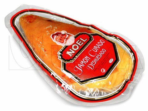 Vakuumverpackung von Mittelstucken von luftgetrocknetem und ausglostem Schinken in Stretchfolie.