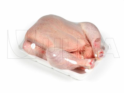 Ganze Hähnchen auf Schalen verpackt in Stretchfolie