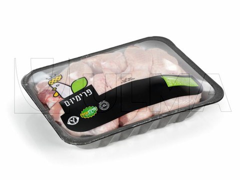 Verpackung von Hähnchenteilen in versiegelter Schale mit Schrumpffolie