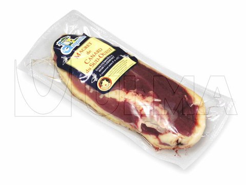 Vakuumverpackung von Entenstücken in Stretchfolie