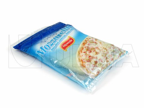 Mozzarella geraspelt verpackt mit einer Vertikalmaschine (VFFS) unter modifizierter Schutzatmosphäre (MAP) in Kissenpackungem mit Zipper.