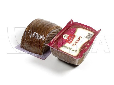 Halber Käselaib verpackt im Tiefziehverfahren in Vakuumverpackung und flexibler Folie