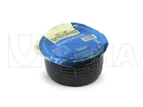 Verpackung von ganzem Käseblock im Tiefziehverfahren in Vakuumverpackung und flexibler Folie