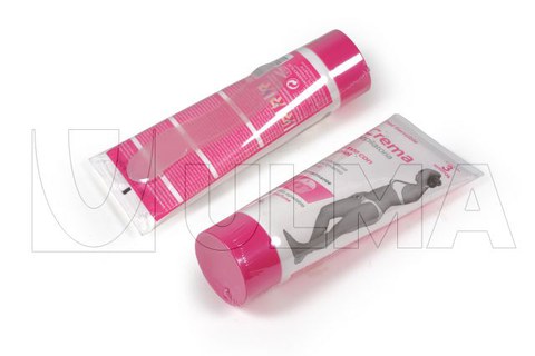 Verpackung und Schrumpfung von Enthaarungscremetuben mit Plastikspachtel in Polyethylenfolie.