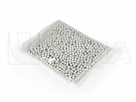 Kleine Bällchen verpackt mit einer Vertikalmaschine (VFFS) in Kissenverpackung und laminierter Folie.