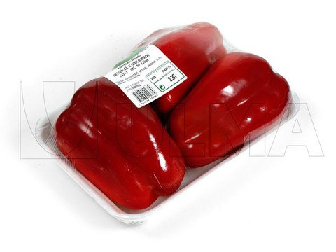 Rote Paprika mit Stretchfolie in Schalenverpackung