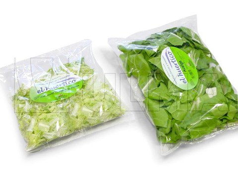 Geschnittene Salate und Babyspinat verpackt in einer Vertikalmaschine (vffs)