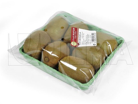 Kiwis in Kartonschale in Schlauchbeutel verpackt.