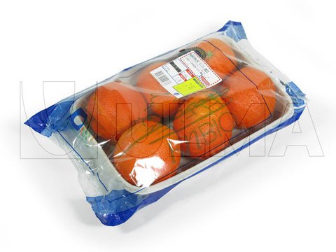 Orangen in Pappschale im Schlauchbeutel verpackt.(hffs)